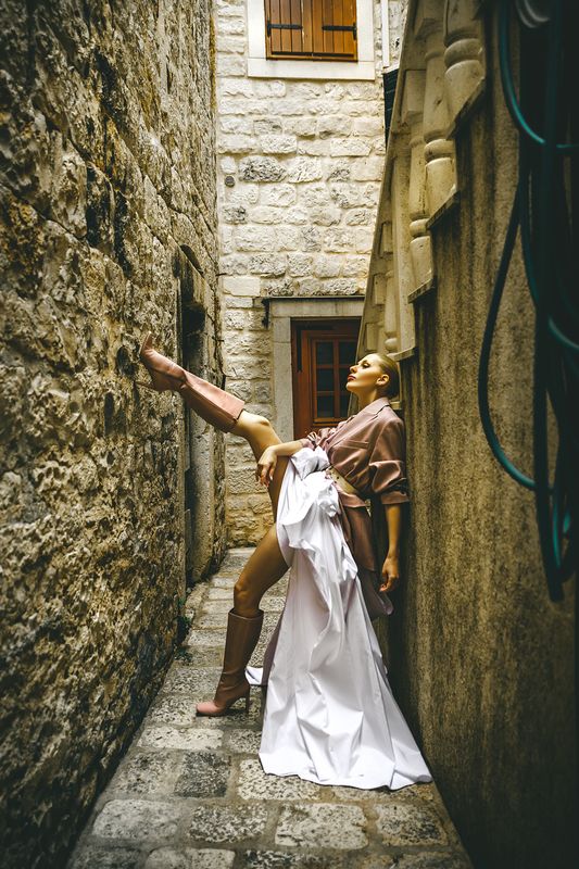 woman, portrait, fashion, beauty, outdoors Not all runways are straight фото превью