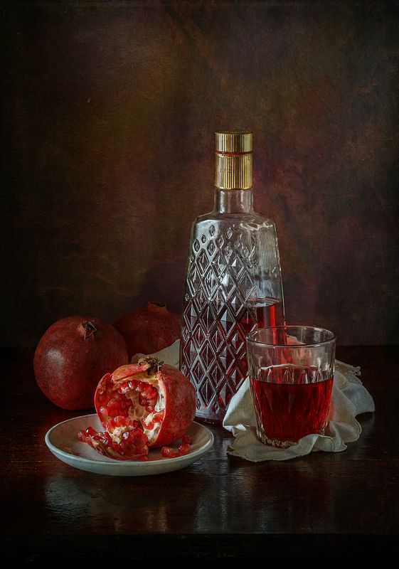 гранаты, бутылка, стакан, сок, блюдце, салфетка photo preview