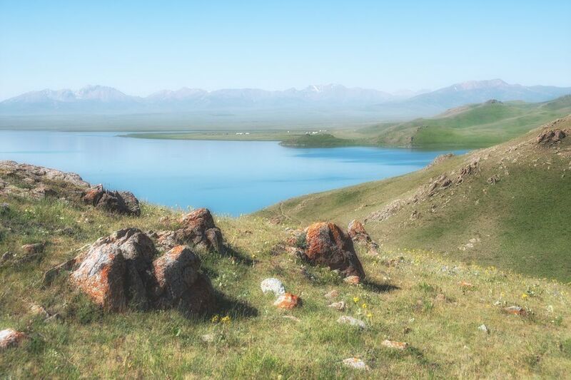кыргызстан, озеро сон-куль, утро, горы, природа, ландшафт, юрты, камни, петешествие Кыргызстан. Озеро Сон-Кульphoto preview