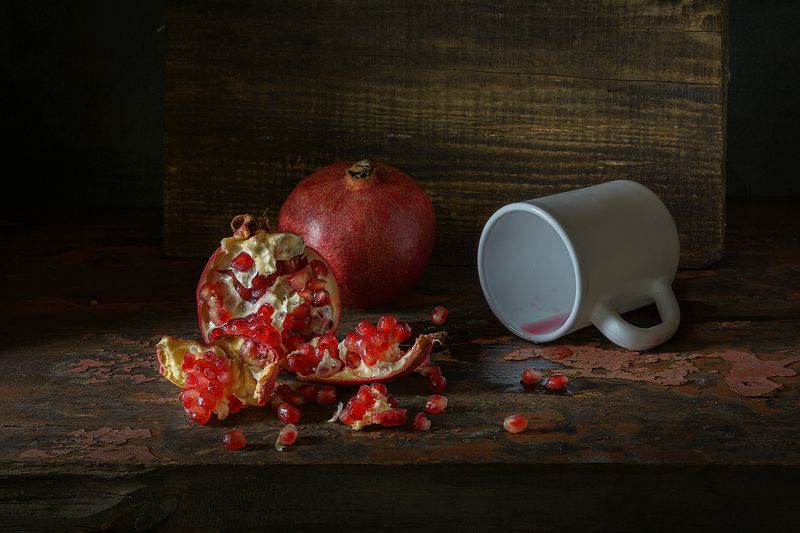 два граната, сок, кружка, доска photo preview