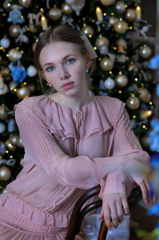 Молодая девушка, красота, молодость, спокойствие, Новый год, ёлка, новогодние шары Деминуэндо фото превью