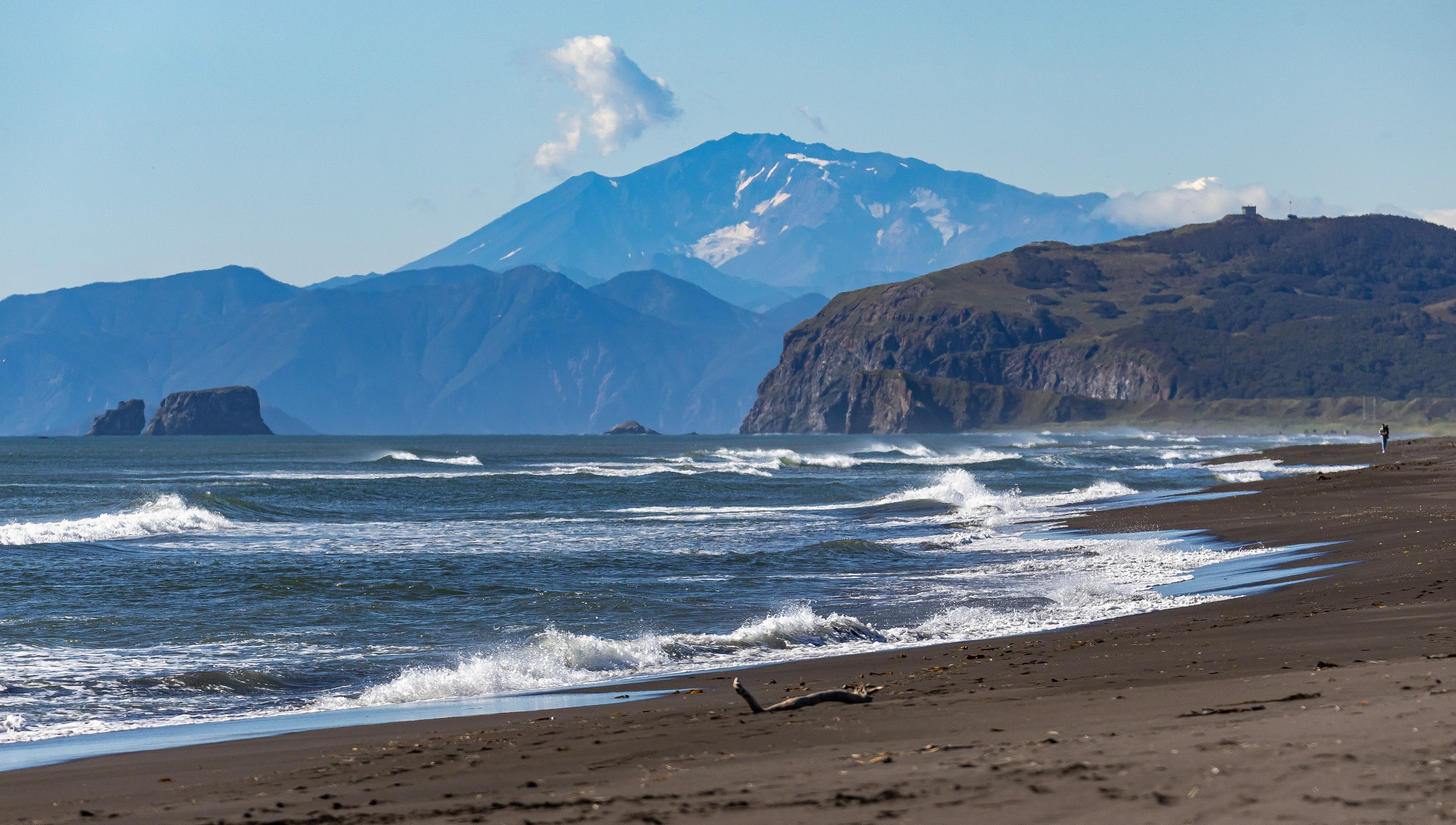 камчатка, тихий океан, халактырский пляж, волны, прибой, мутновский вулкан, сопка Тихого волнение...photo preview