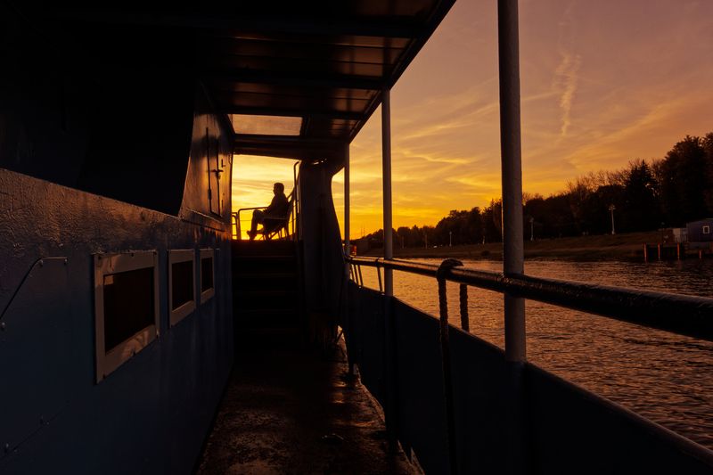 Закат на катере photo preview