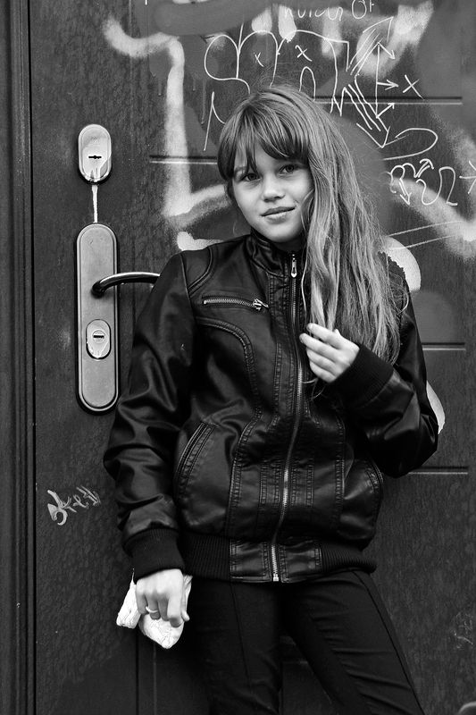 девушка, портрет, глаза, взгляд, чб, апатиты Детство за молниями. 2013photo preview