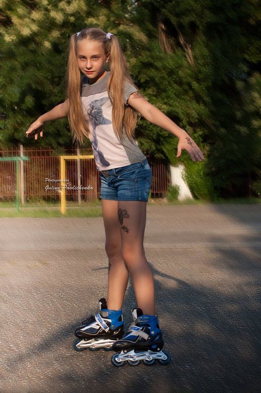 девочка, каникулы, лето, подросток, ролики, скакалка, улыбка, школа На школьных каникулахphoto preview