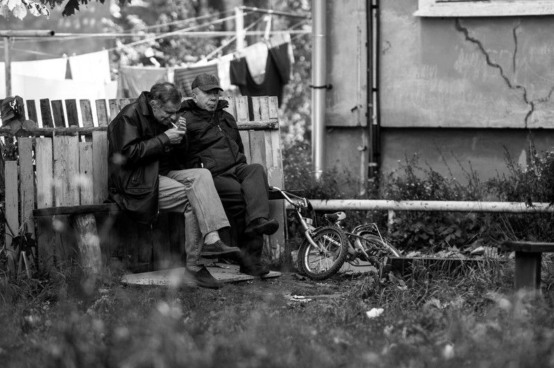 Два друга и один велосипедphoto preview