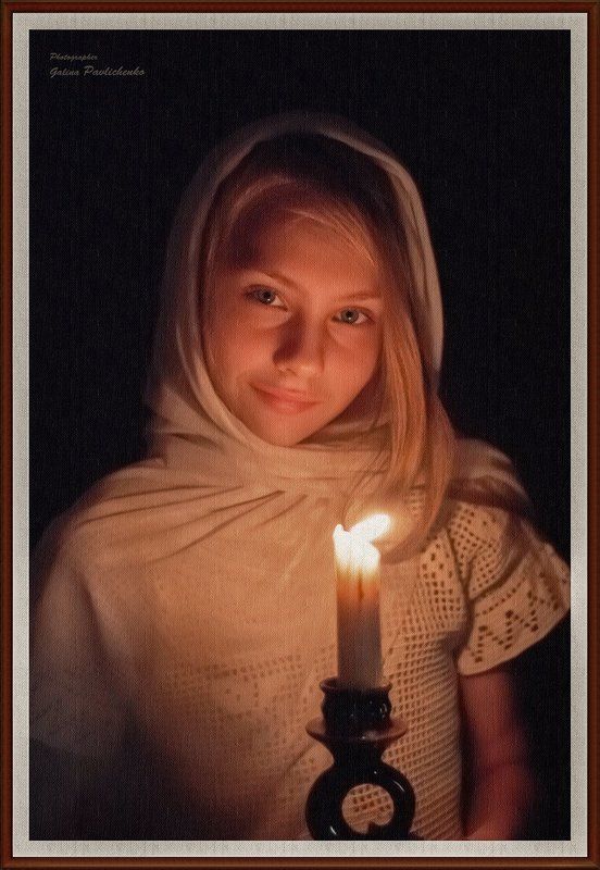 девочка, лицо, огонь, платок, портрет, свет, свеча, улыбка Девочка со свечойphoto preview