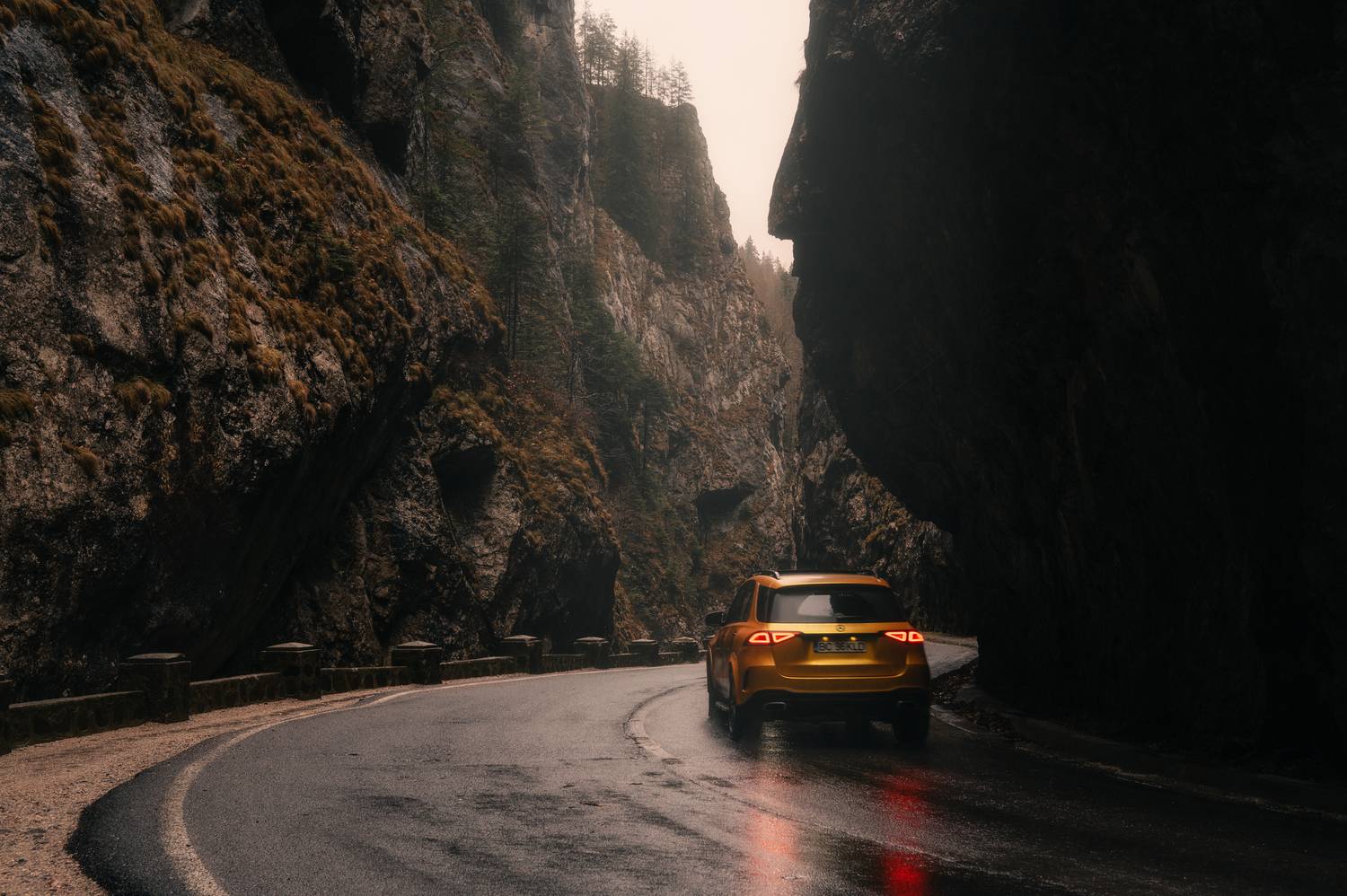 Дорога в ущелье. Автор: Сухенко Олег дорога, скалы, машина, горы, туман, дождь, асфальт, отражение, ущелье, пейзаж, одиночество, природа, car, road, rocks, fog, rain, reflection, canyon, mountains, landscape, Сухенко Олег