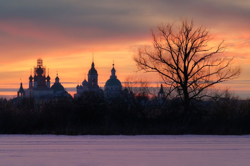 ростов великий, ярославская область, россия, храм, церковь, православие, монастырь, зима, вечер, закат, озеро неро, дерево Закатный силуэтphoto preview