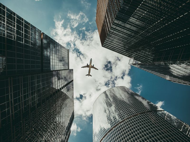 Самолет над небоскрёбамиphoto preview