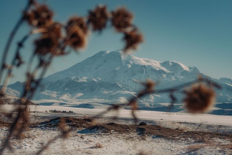 виднаэльбрус. перевалгум-баши высота2144м  карачаево-черкесия эльбрус Вид на Эльбрус. Перевал Гум-Баши (2144 м) находится в Карачаево-Черкесии неподалеку от поселка Верхняя Мара. фото превью