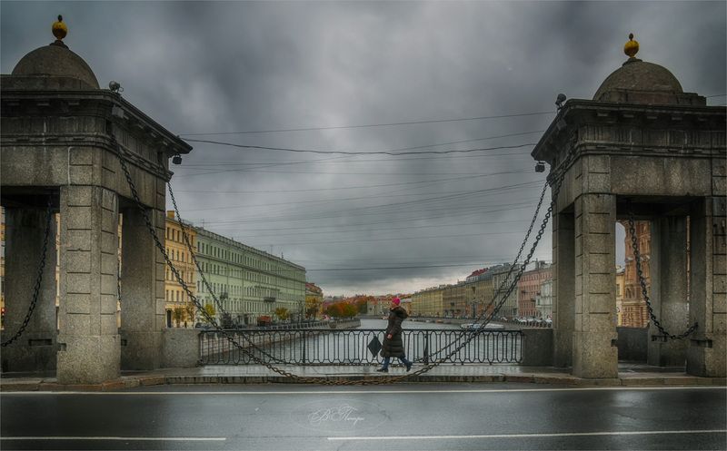 мост цепи девушка канал здания На мостуphoto preview