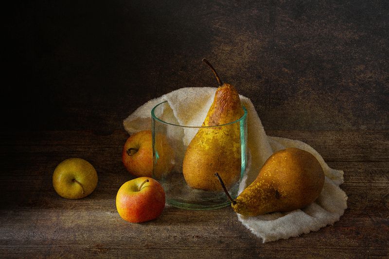 груши, яблоки, стеклянная банка, полотенце photo preview