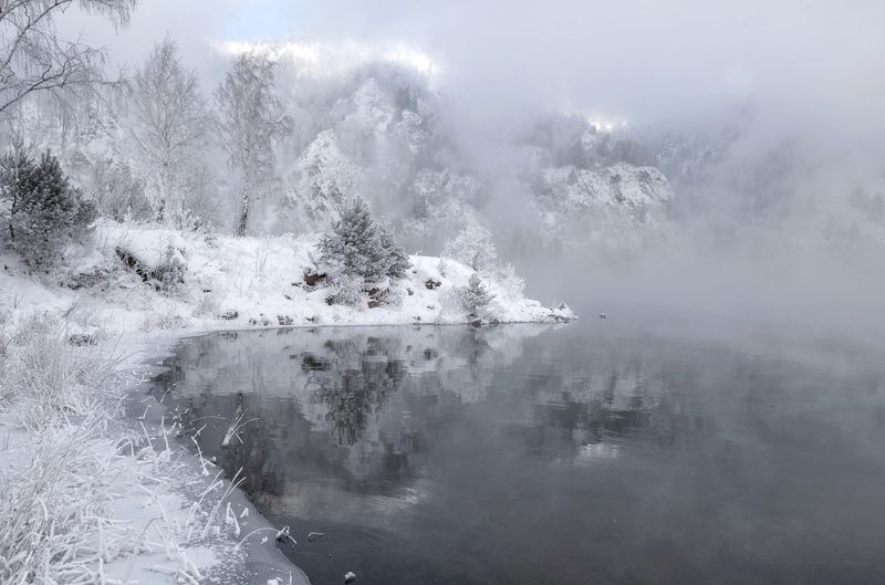 сибирь, зима, мороз, иней, туман, отражение Горы в отраженииphoto preview