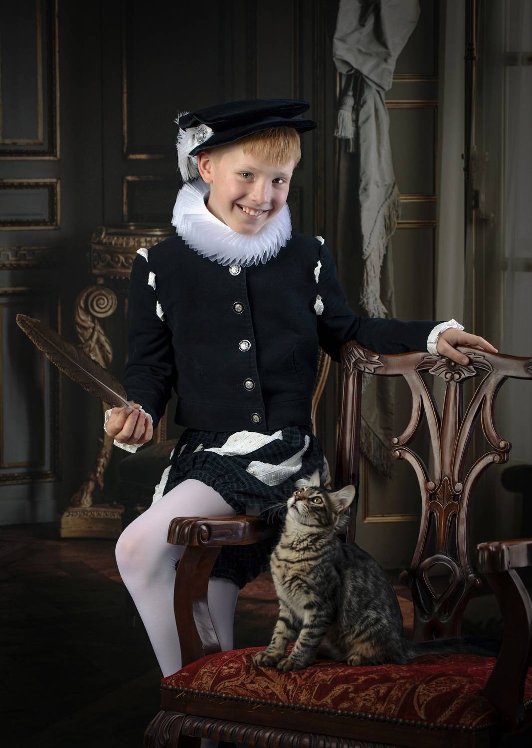 Перо, кошка, мальчик, игра, интерьер, ребенок., Горбачева Маментьева Татьяна