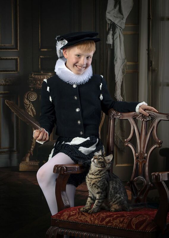 Перо, кошка, мальчик, игра, интерьер, ребенок. Без кота и жизнь не та...photo preview