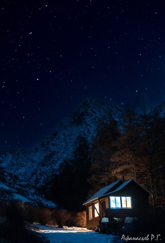 зима, горы, ночь, звезды, снег, красноярский край Домик в Санахphoto preview