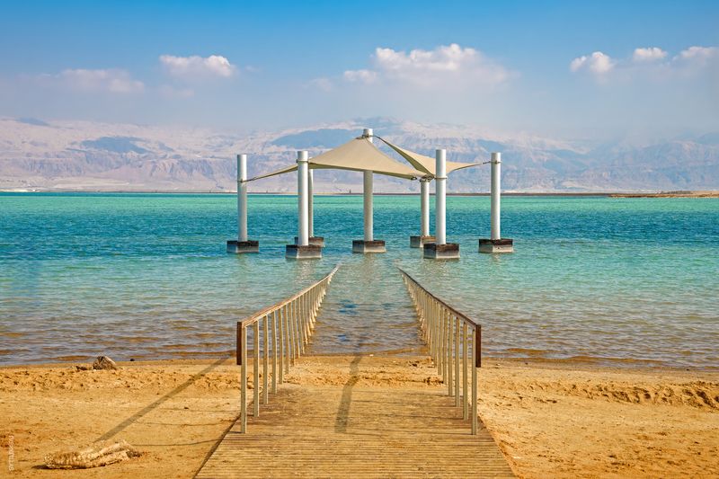 беседка; фон; пляж; красота; голубизна; мост; спокойствие; облако; облачно; побережье; береговая линия; мертвое море; месторождения; пустыня; эйн-бокек; пешеходный мост; небеса; Израиль; пейзаж; медицина; минерал; гора; природа; никого; на открытом воздух Побережье Мертвого моря. Эйн-Бокек. Израиль.photo preview