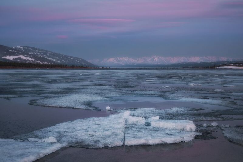 Озеро_Момонтай пейзажи_Колымы Магаданская_область июньский_лёд вечер белые_ночи отражения Июньским вечеромphoto preview