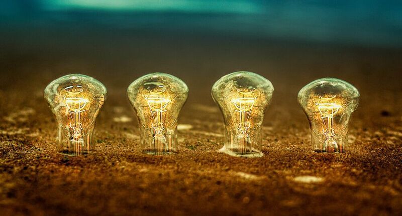 Лампочки Идеи Концепция Свет Песок Земля Текстура Освещение Инновации Озарение Метафора Энергия Теплый свет Холодный фон Контраст Символизм Горизонтальный Ряд Сюрреалистический Креативность Юкстапозицияphoto preview