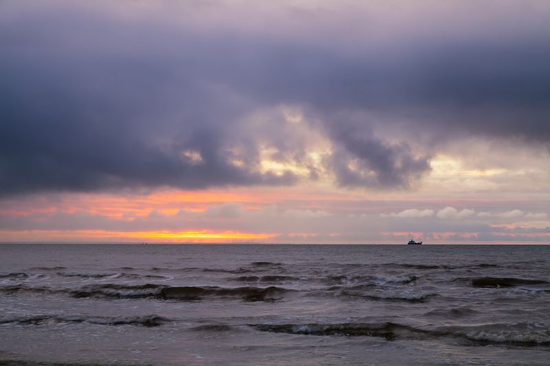 пейзаж, море, закат Большой маленький белый кораблик ©photo preview