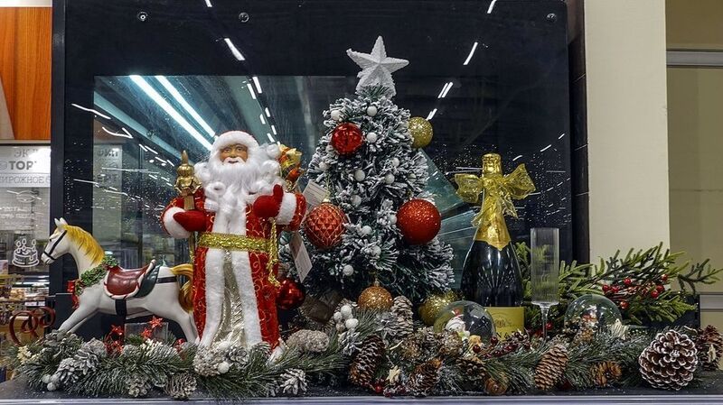 Магазины наряжаютсяphoto preview