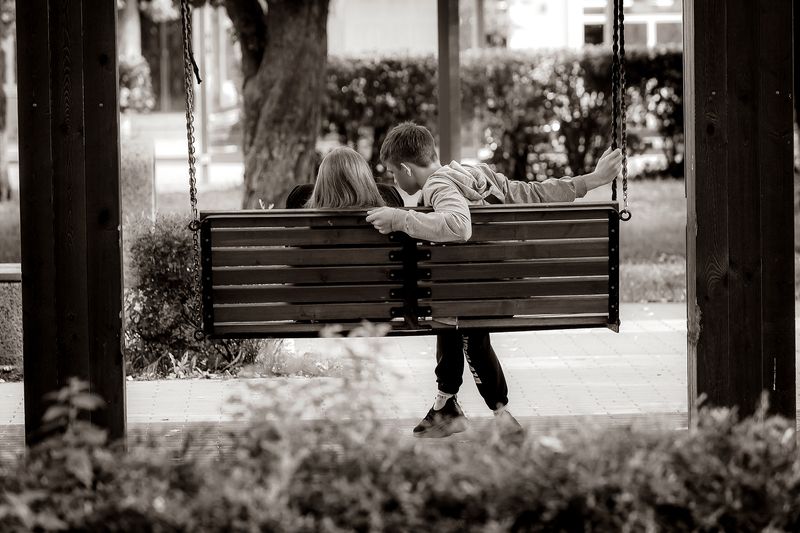 город, муром, сквер, качели, пара, мальчик, девочка, он, она, интерес, осень, сентябрь, тепло, жанр, жизнь, подглядывающий На качелях в городском сквереphoto preview