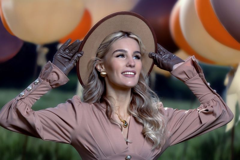 Летний день, красивая девушка, нарядное платье, шляпка, воздушные шары Воздушные мыслиphoto preview