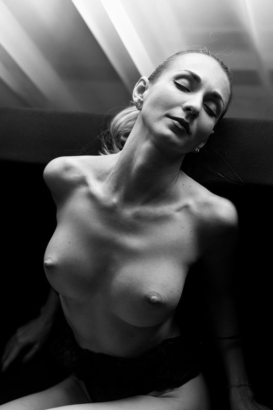 ню, эротика, портрет, девушка, жанровый портрет, nu, nu-art, nude, грудь, топлесс, модель, обнаженная, женственность, ч/б photo preview