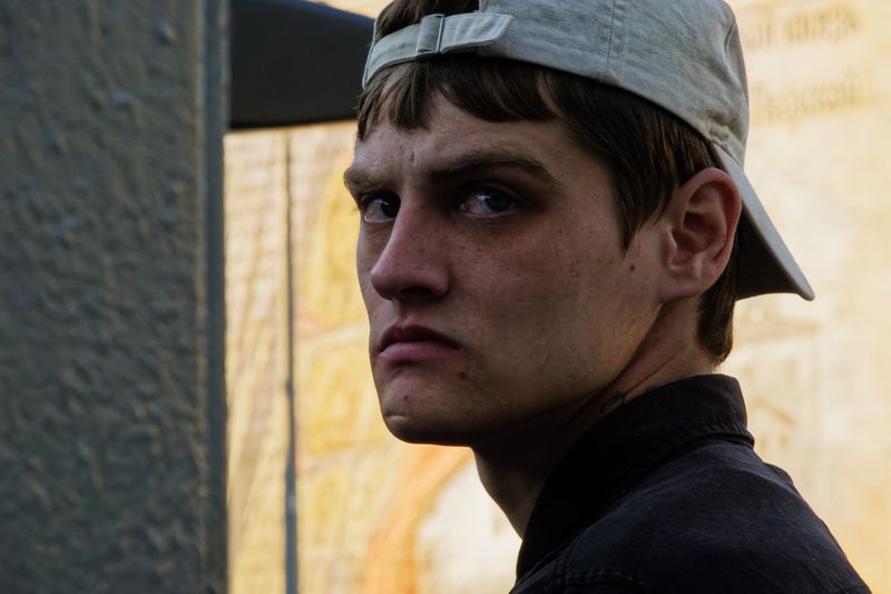 Портрет на улице фото превью