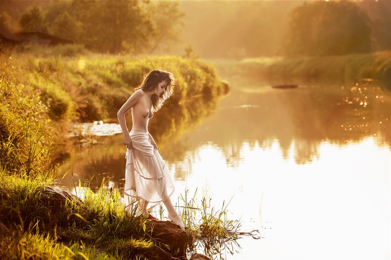 У реки фото превью