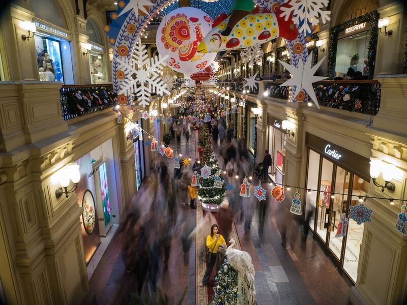 гум, новый год Девушка и павлин фото превью