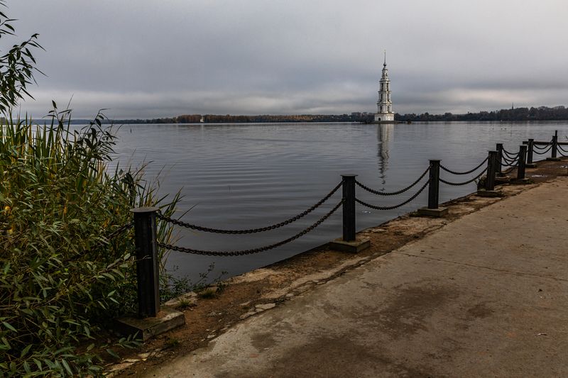 Волга, Калязин, затопленная колокольня, осень, набережная Прогулка у колокольни в Калязине фото превью