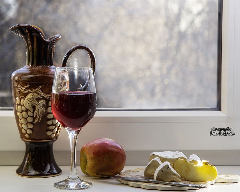 натюрморт, вино, сыр, фрукты, еда Натюрморт с молодым вином и сыром Камамберphoto preview