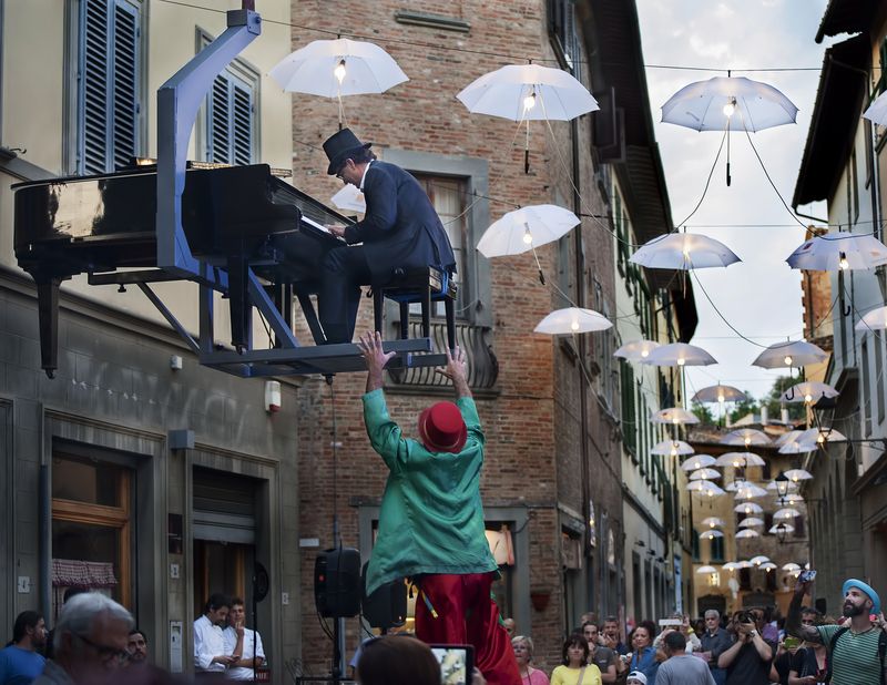 праздник горорда, улица сан-миниато, италия Праздник городаphoto preview