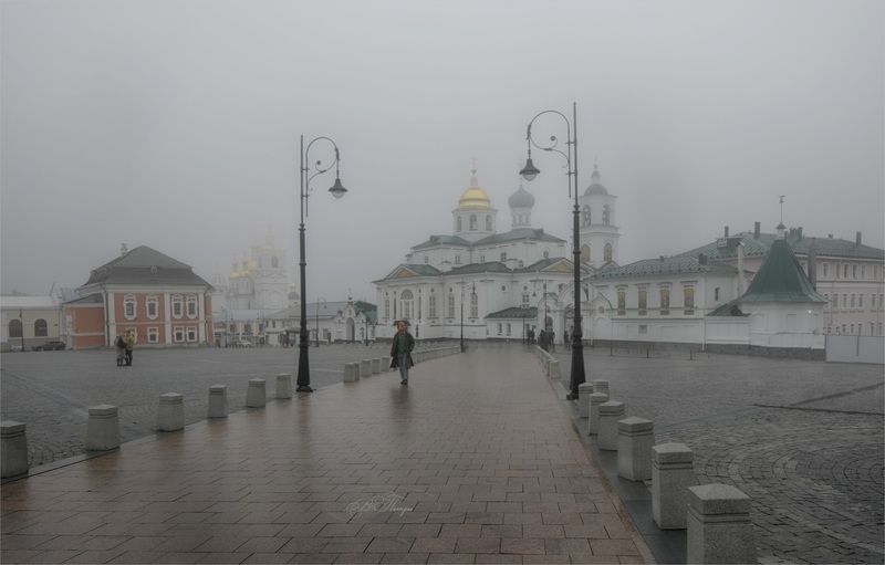 площадь столбы здания церкви колокольни Сезон туманов. Монастырь фото превью