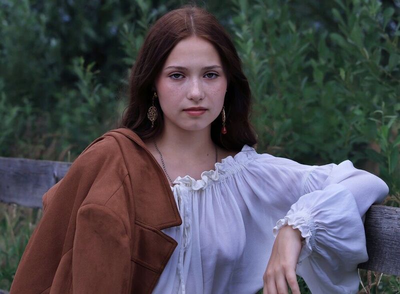 Красивая девушка, за городом, белая блуза, стиль бохо За городомphoto preview