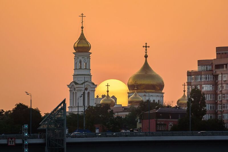 кавказ, вечерний город, ростов-на-дону, дон, закат в городе, солнце, храм Закат сквозь густую дымку города фото превью
