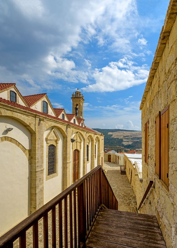 христианство; историческое; здание; облако; Крестовоздвиженский монастырь; вид; достопримечательность; никто; днем; православный; башня; небо; христиане; город; старый; наследие; история; часовня; древний; колокол; красная крыша; город; церковь; внешний в Монастырь Святого Креста (Омодос). Кипрphoto preview