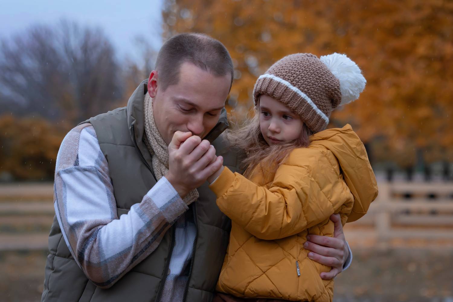 Папина дочка. Автор: Герцен Наталья Осень, парк, папа, дочка, воскресенье, прогулка, греем руки, Герцен Наталья
