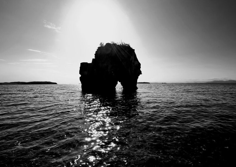 Море, камень, черно-белое фото Море ласкает камень, небо его целует... ветер его ломаетphoto preview