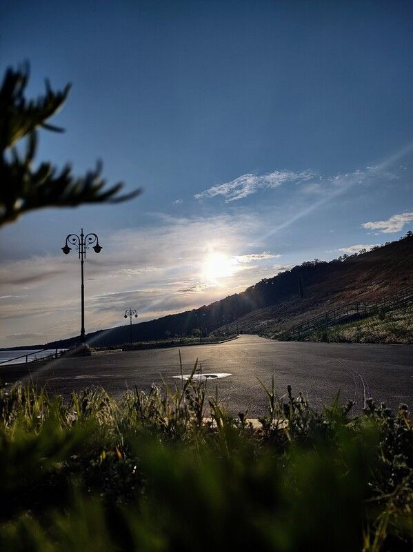 Пейзаж Природа Восход Закат Утро Вечер Дорога Путь Море Побережье Холм Гора Солнце Небо Облака Фонарь Трава Золотой час Спокойствие Атмосфера Путешествие Живописный Золотой часphoto preview