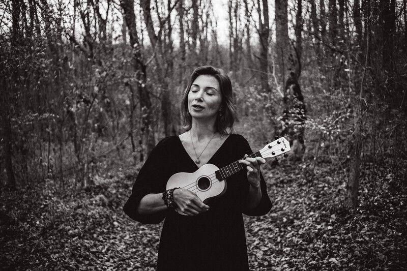 портрет, жанр, девушка, монохром Песняphoto preview