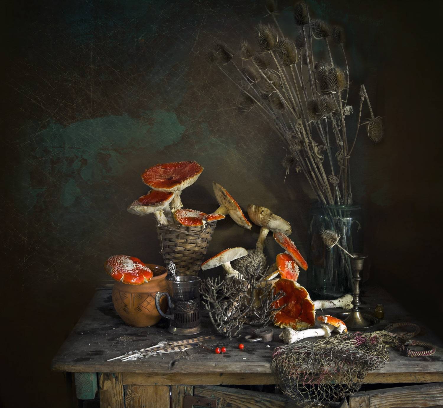 Мухоморные истории 3. Автор: Зимина Лионелла мухоморы, осень, ветки сосны, подсвечник, подстаканник, авоська, ягоды рябины, Зимина Лионелла