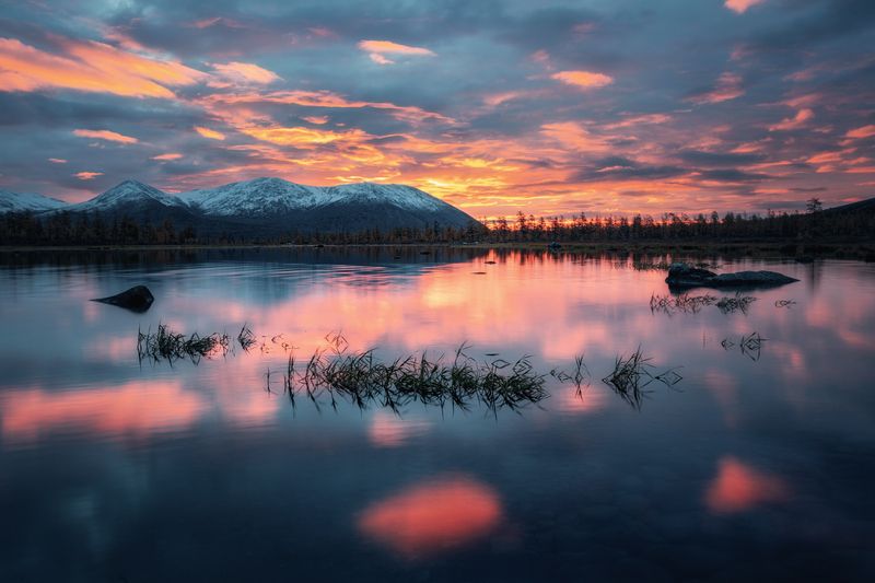 Озеро_Юг пейзажи_Колымы Магаданская_область Колымские_пляжи горная_система_Черского отражения хребет_Оханджа Мистичный рассветphoto preview