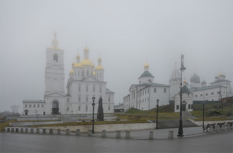 церкви колокольни площадь памятник Сезон туманов. Город в пастельных тонахphoto preview