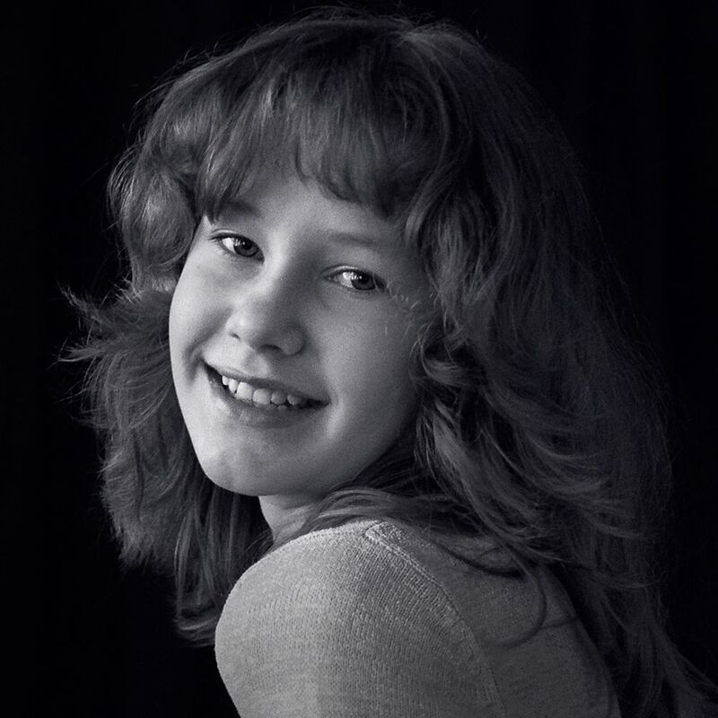 дети, девушка, портрет, глаза, взгляд, чб, апатиты Мгновение лёгкости. 2004 годphoto preview