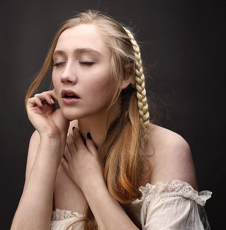 девушка, красивая, портрет, руки, глаза, цвет, свет, фотография, студийная фотография Василисаphoto preview