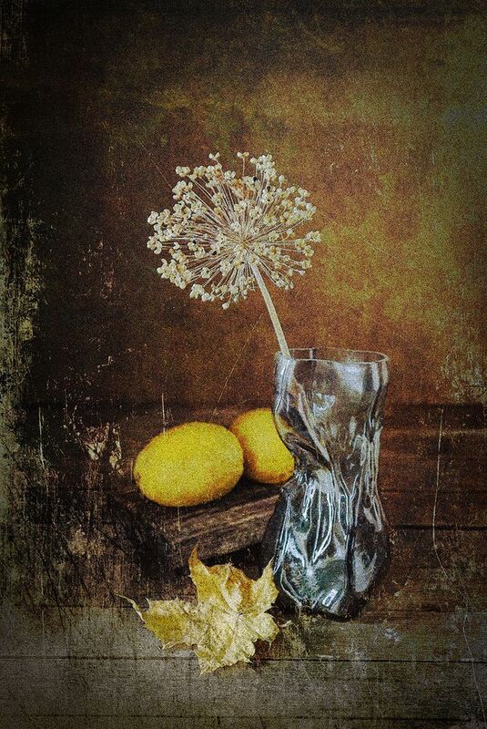 лимоны, ваза, кленовый лист, луковая шапка Лимоныphoto preview