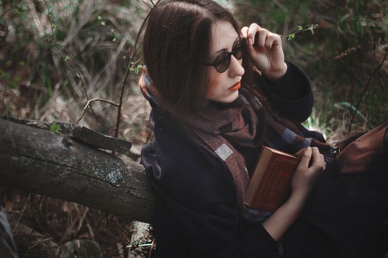 portrait портрет девушка пальто осень модель книги мода стиль эстетика photo preview